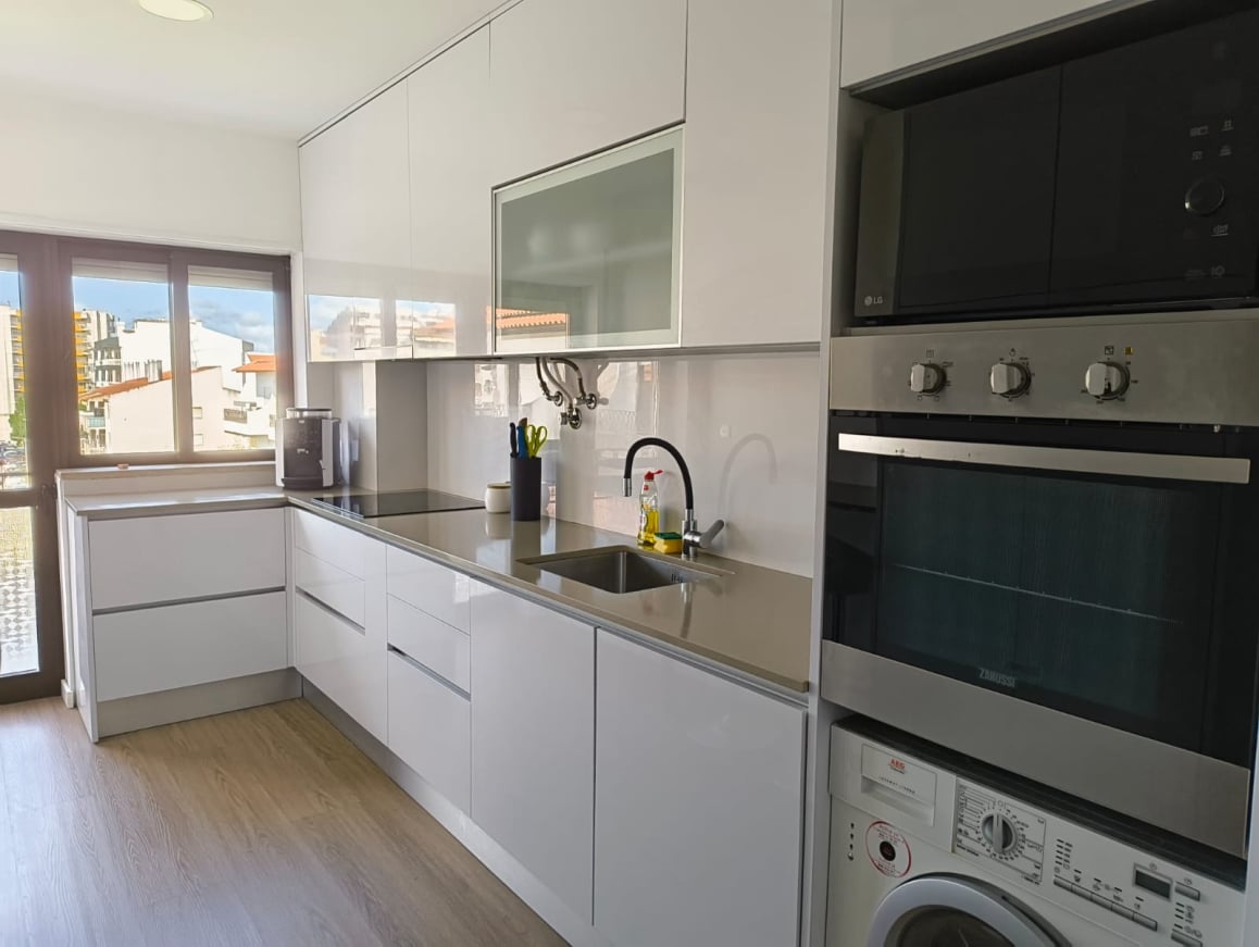 Cozinha com portas em Termolaminado Branco Brilhante e Pedra Bege