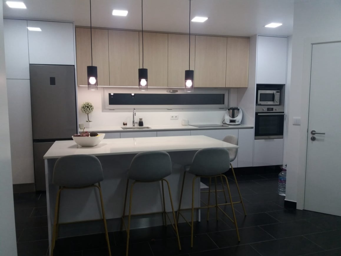 Cozinha em Termolaminado Branco e Betula com Ilha & LEDs