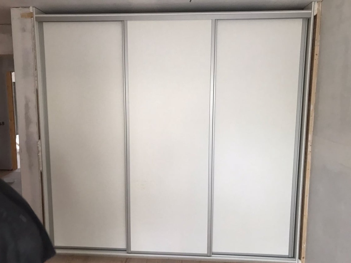 Roupeiro Embutido com 3 Portas de Correr Brancas