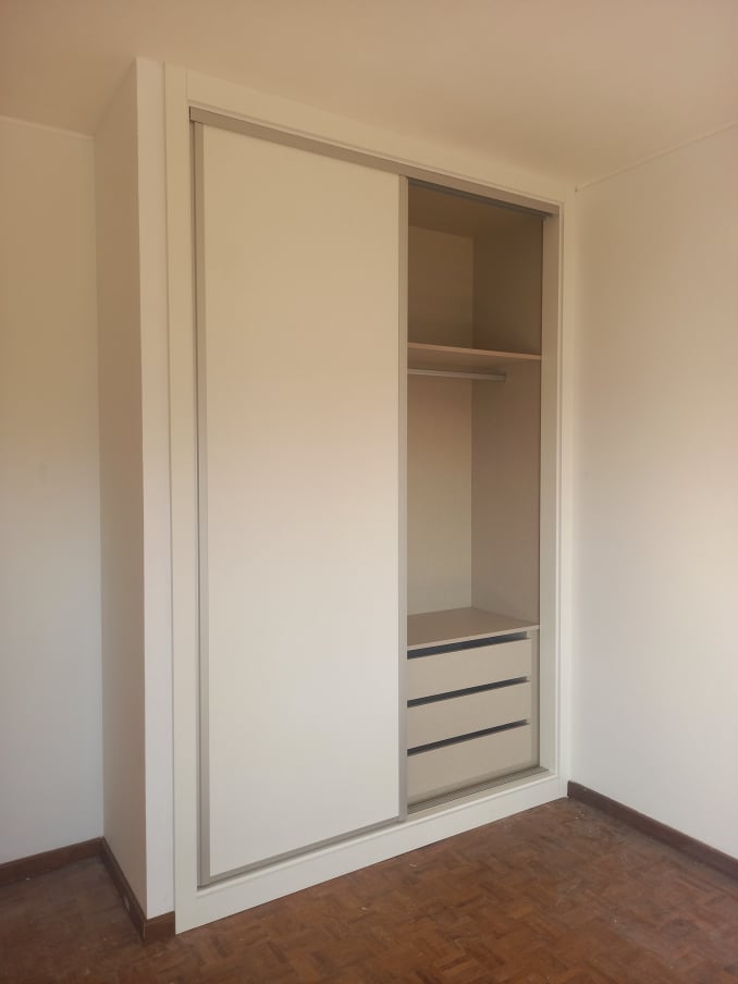 Interior de Roupeiro Embutidos com Portas de Correr Brancas
