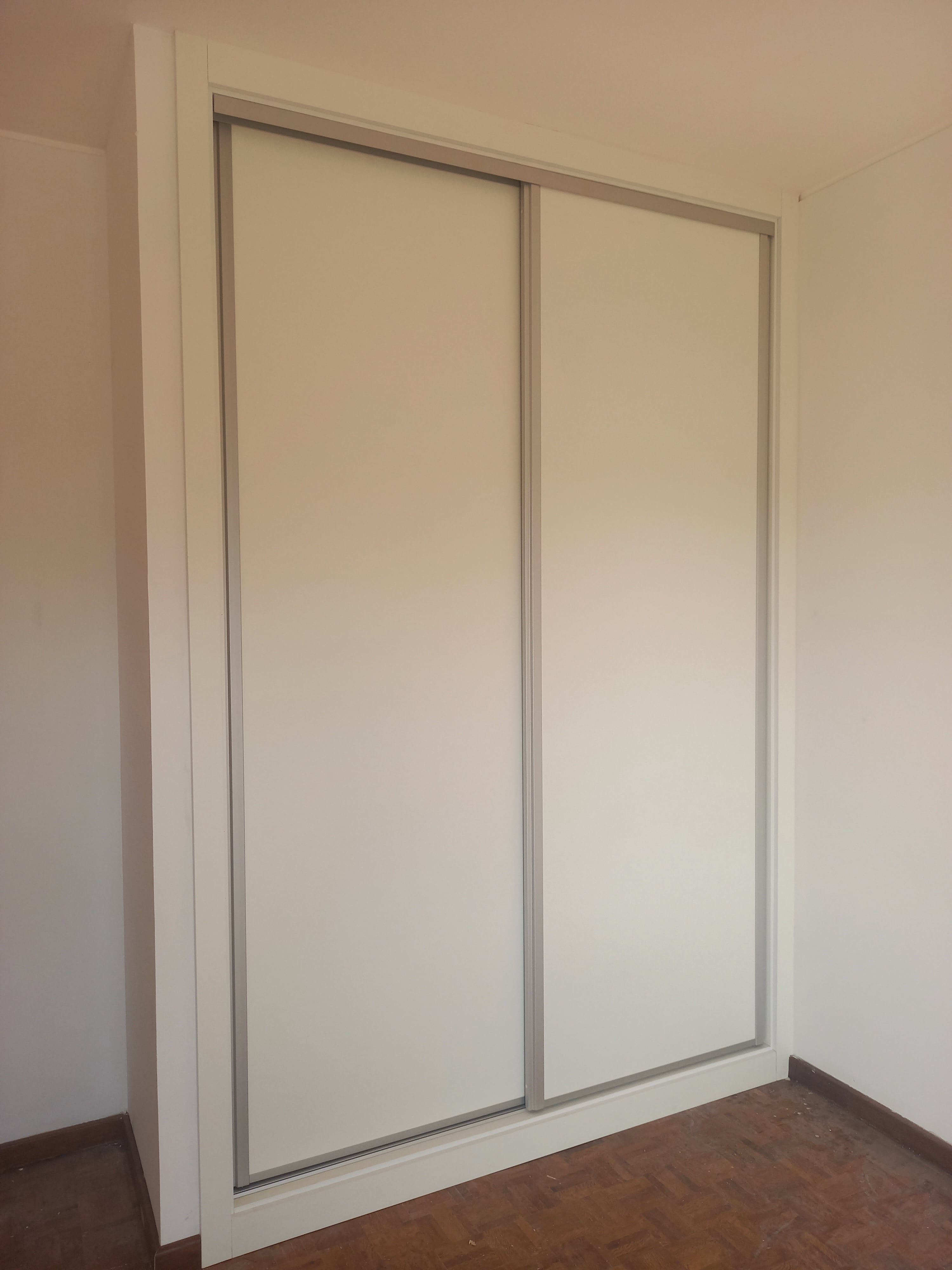 Roupeiro Embutidos com Portas de Correr Brancas