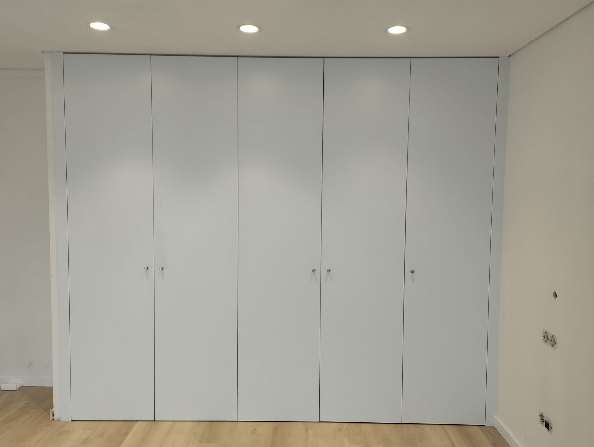 Roupeiro Embutido com Portas de Abrir Branco Mate