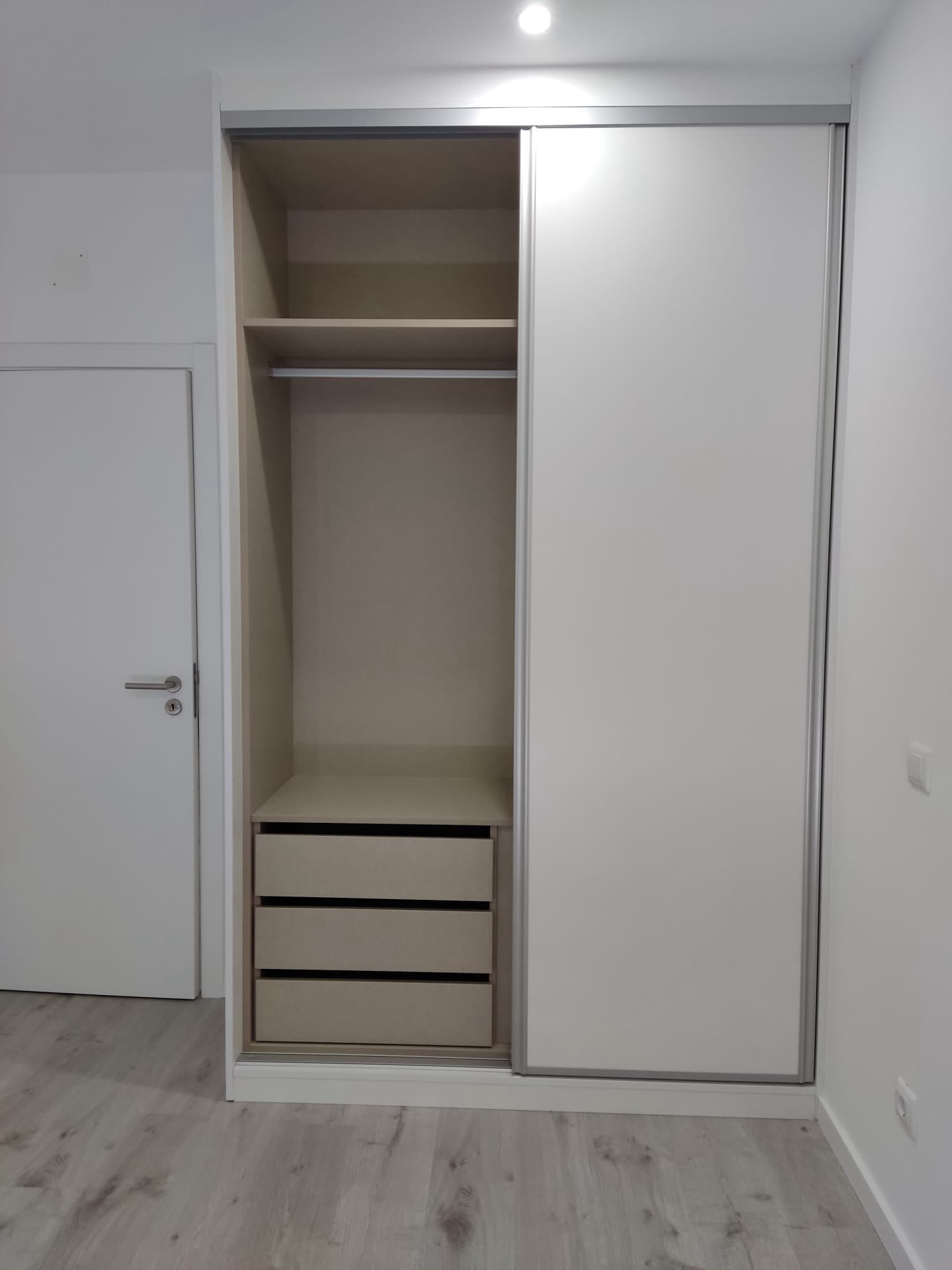 Roupeiro Com Portas de Correr Brancas