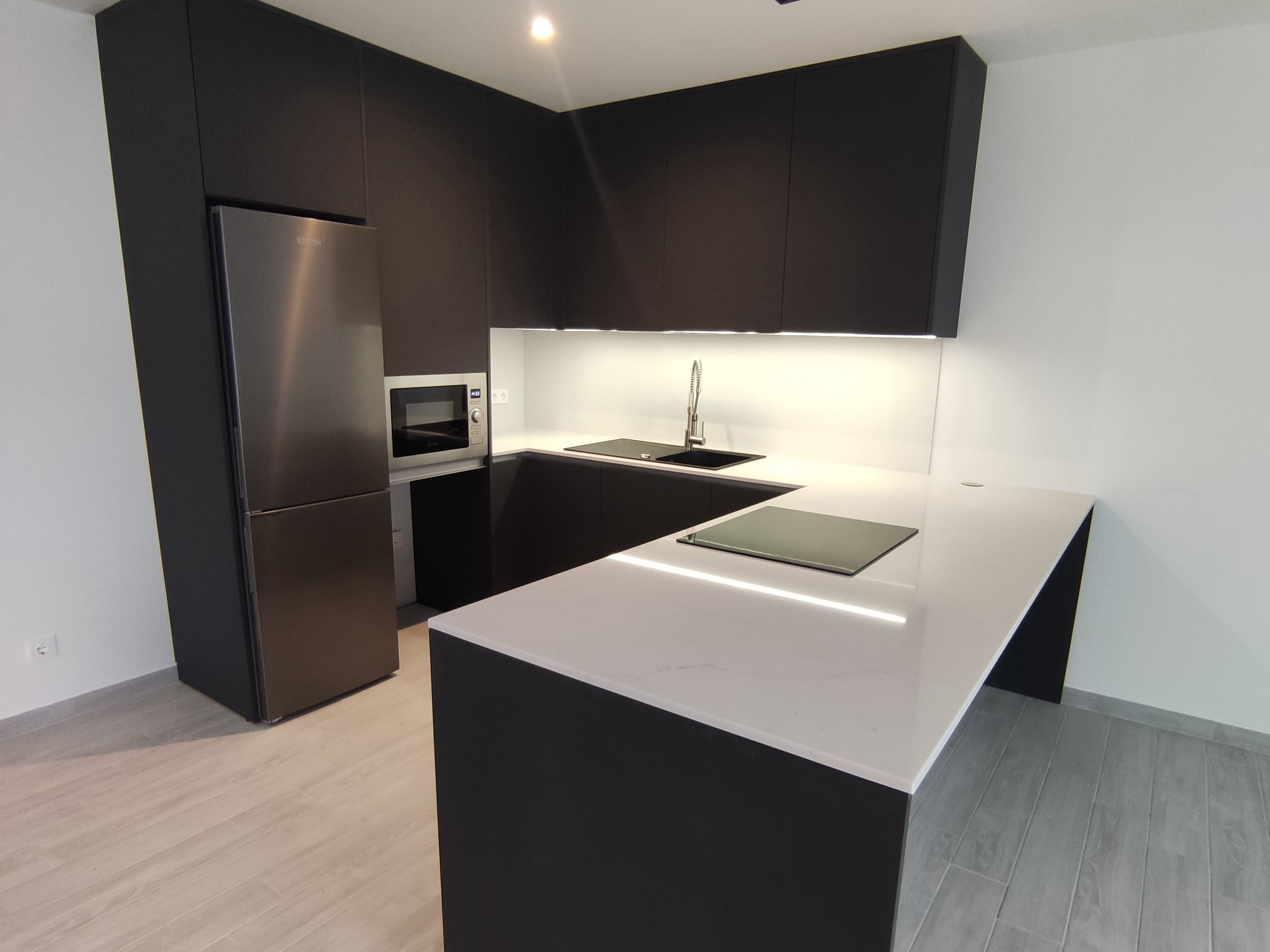 Cozinha em Termolaminado Touch Preto com Pedra Branca e LEDs