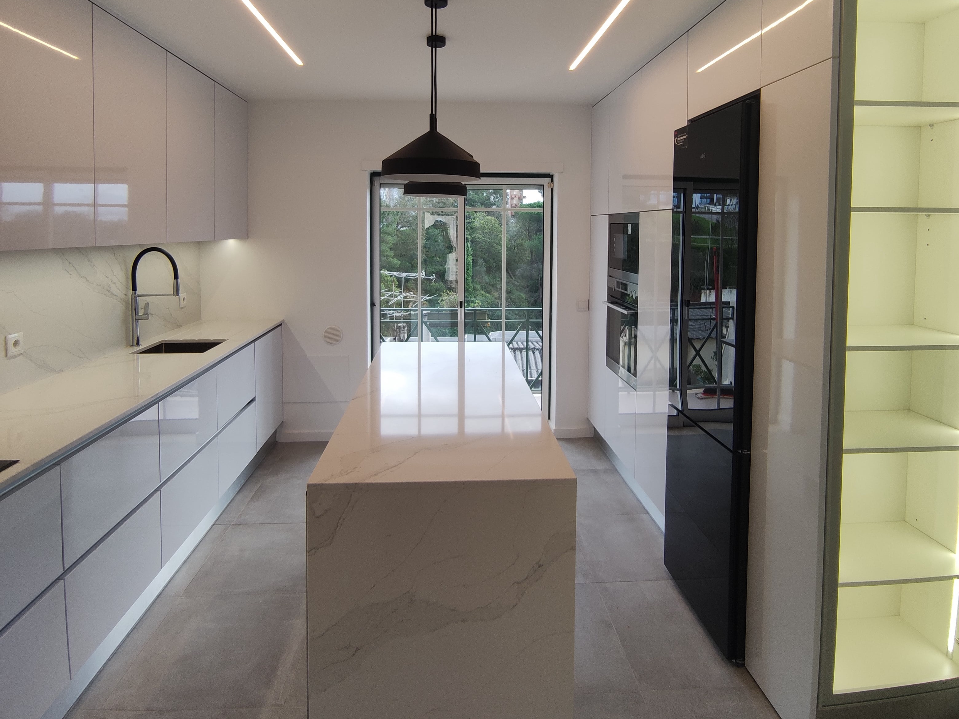 Cozinha em Termolaminado branco com LEDs e Ilha