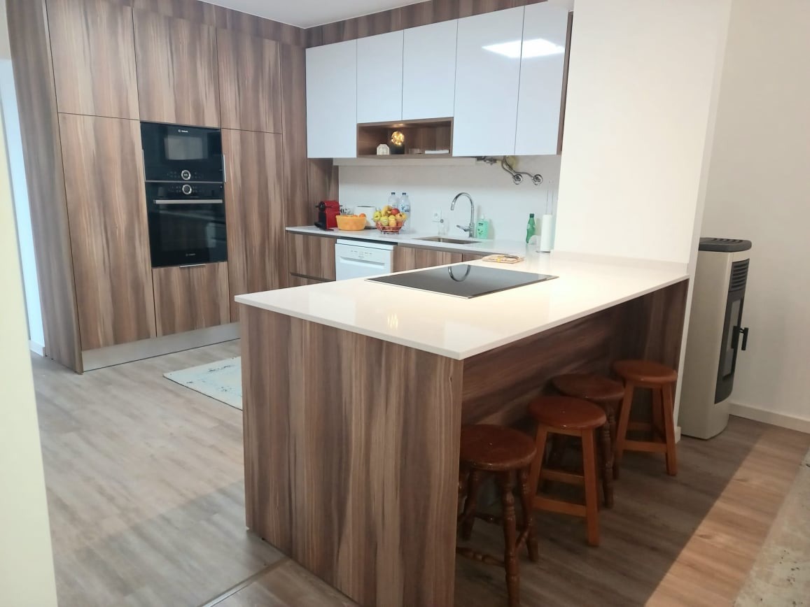 Cozinha em Termolaminado Pinho e Branco com peninsula