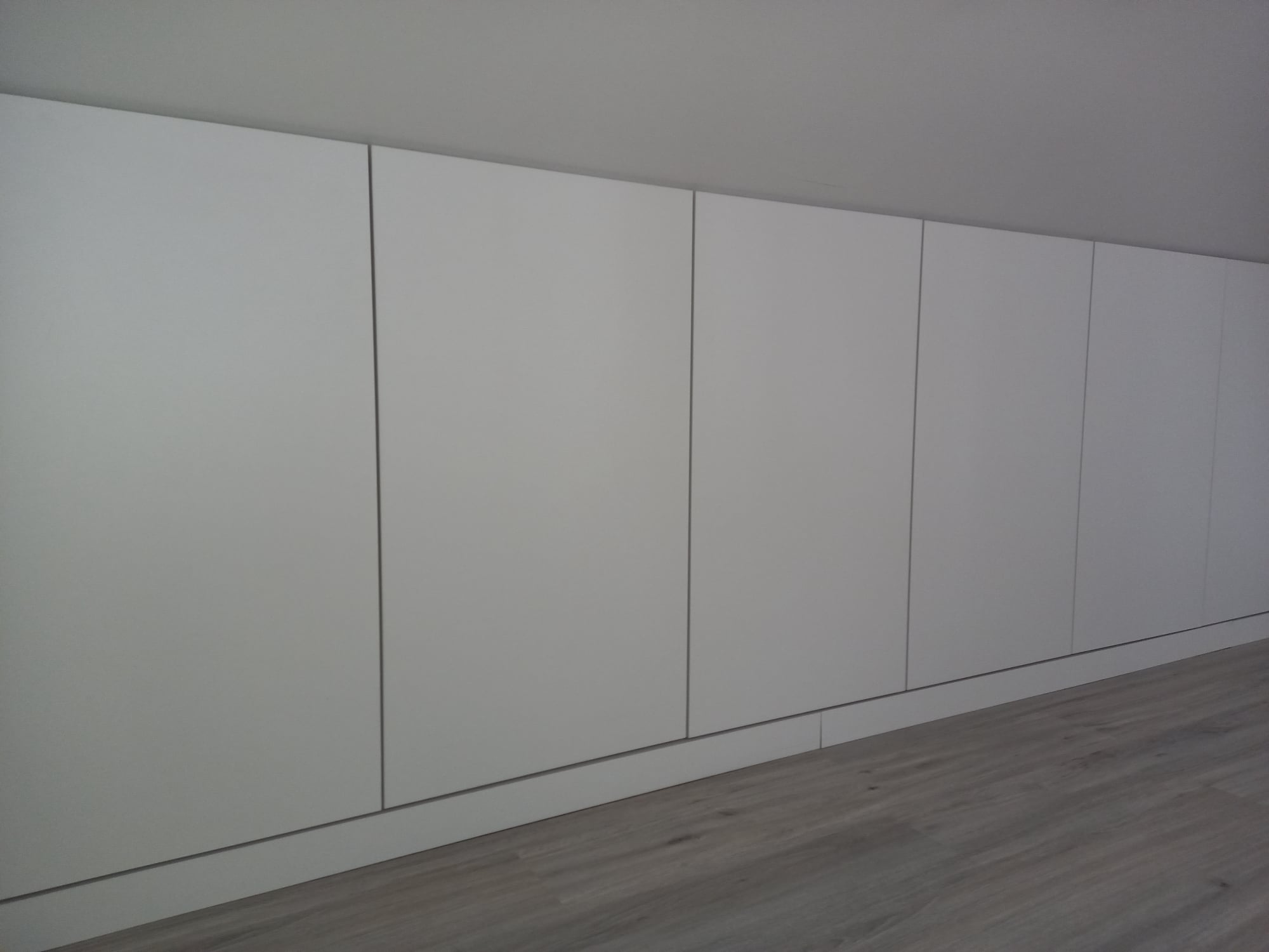 Roupeiro com Portas em Termolaminado Branco Mate e Puxadores Invisiveis