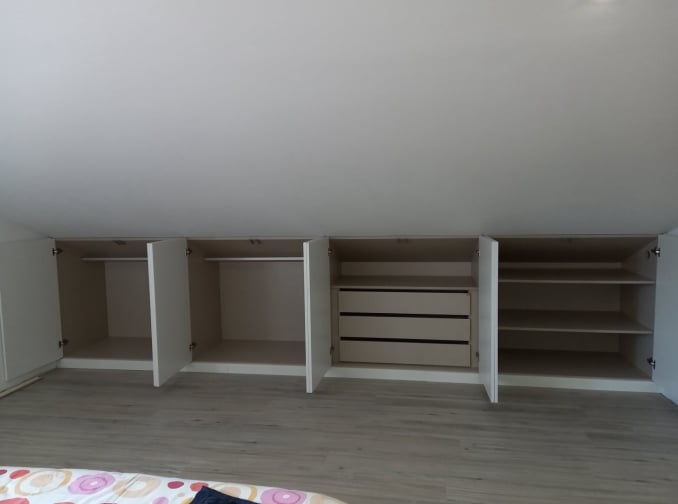 Interior de um Roupeiro de Sótão com Portas Lacadas