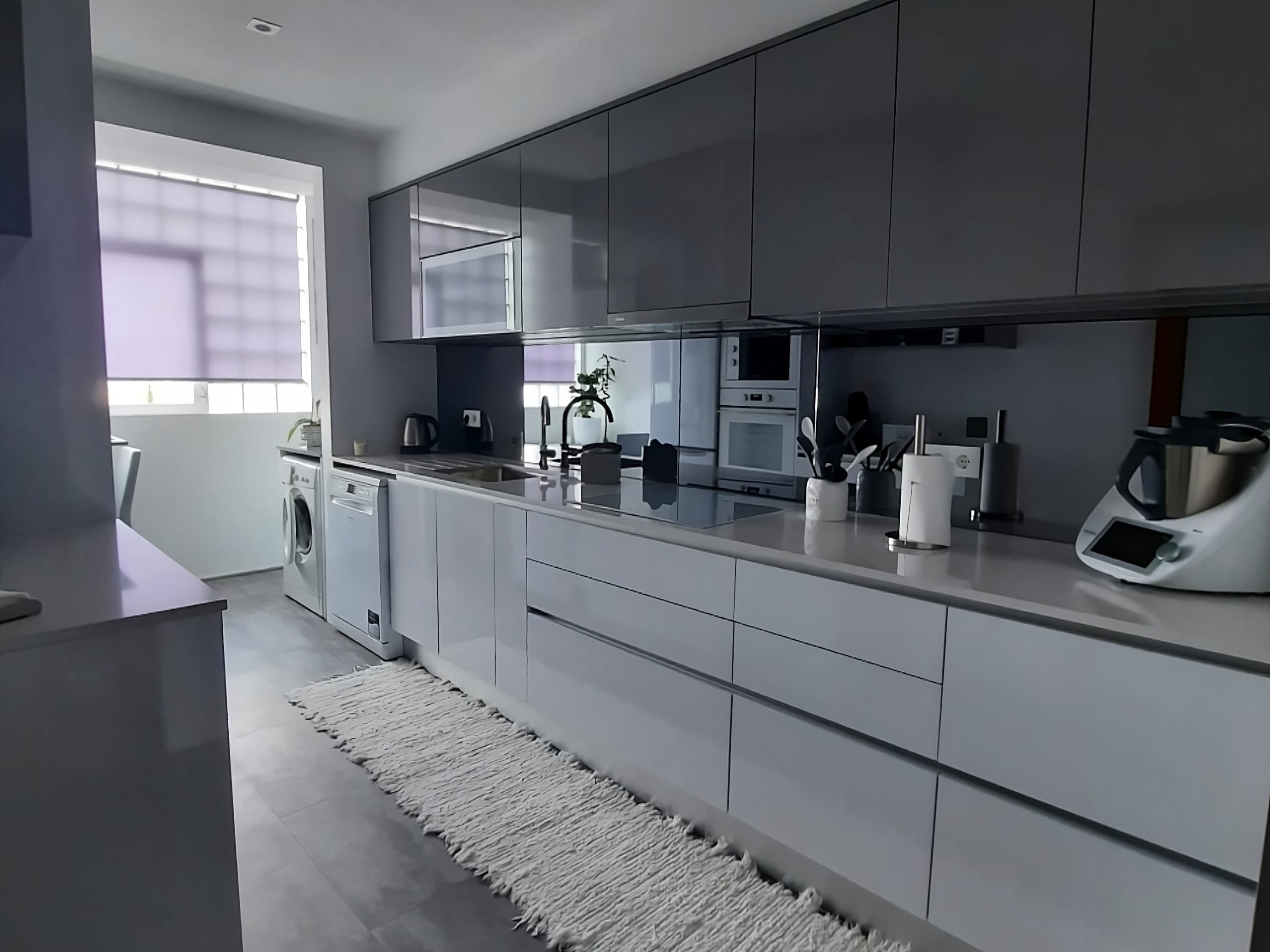Cozinha com Móveis inferiores Branco e Superiores Cinza