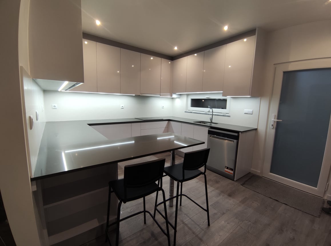Cozinha em Branco com LEDs e Pedra Preta