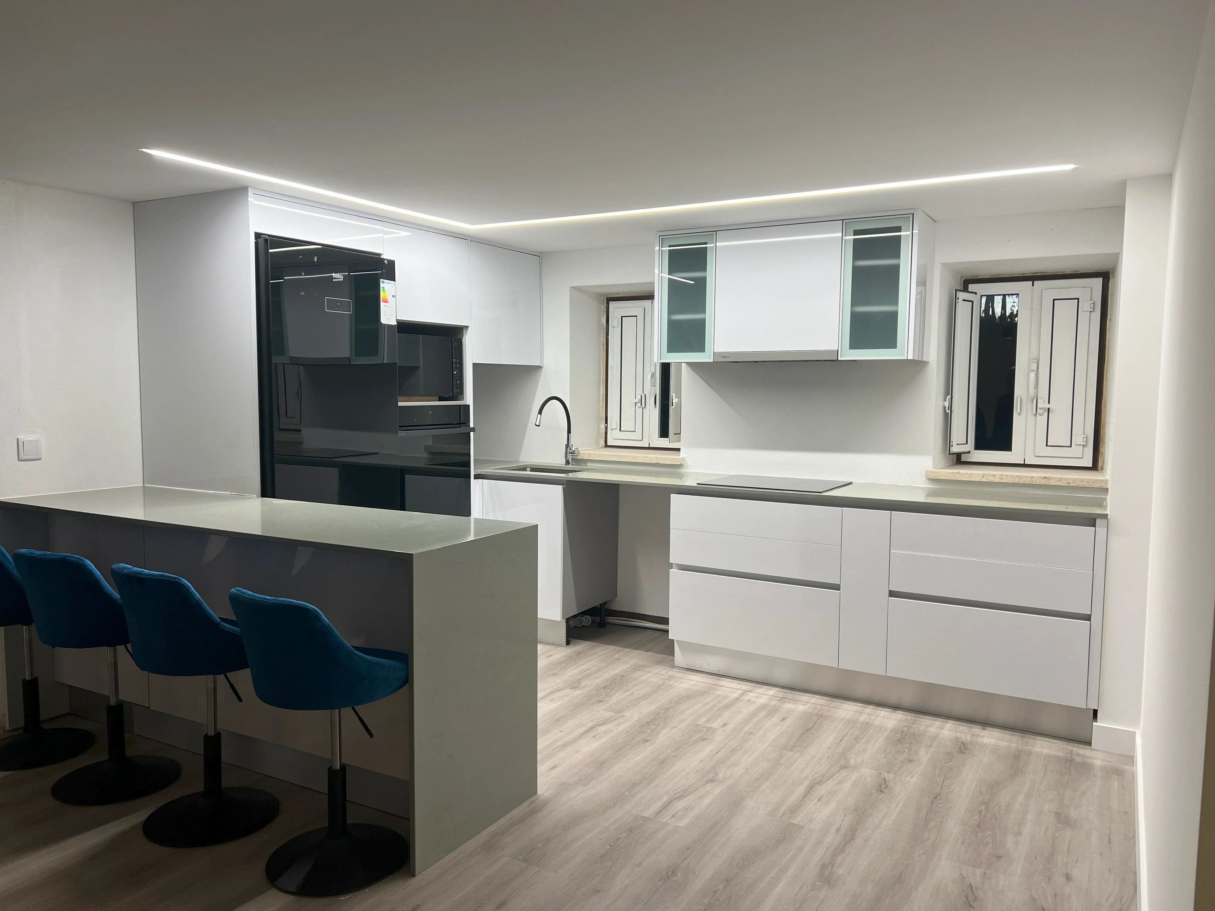 Cozinha em Termolaminado Branco com peninsula