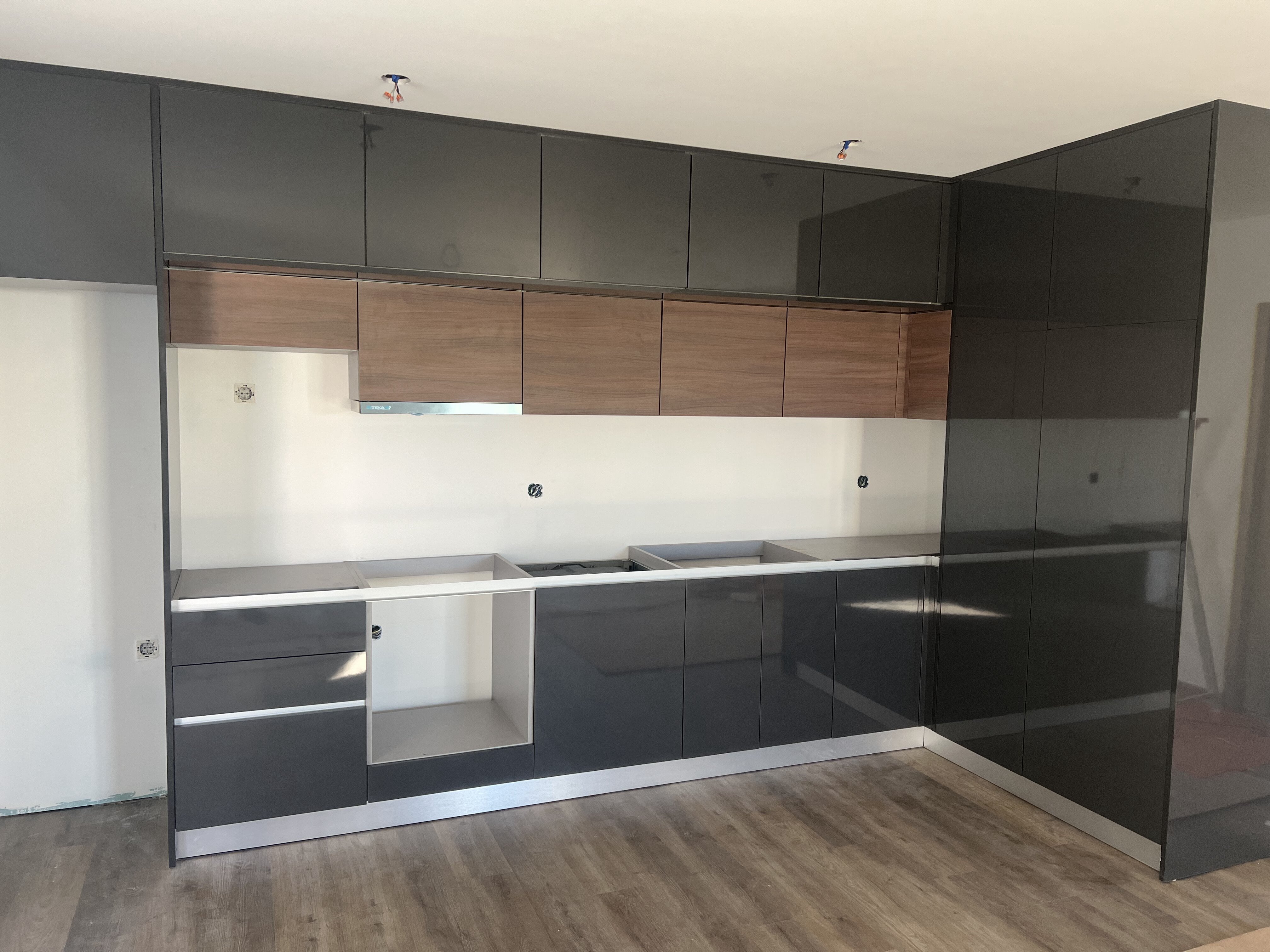 Cozinha Cinza Escuro Brilhante e Pinheiro