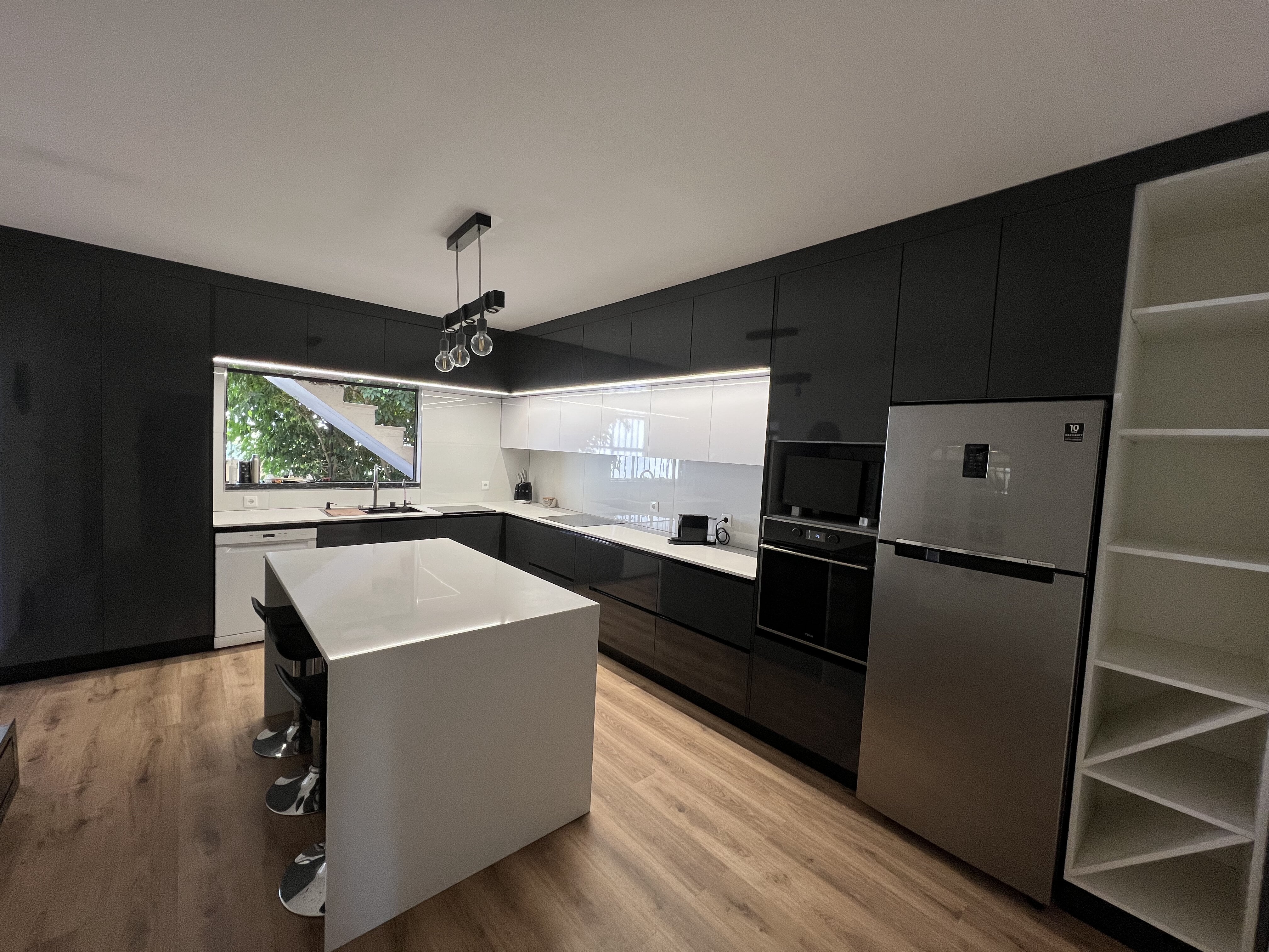 Cozinha com portas em Termolaminado Preto com LEDs e Pedra Branca