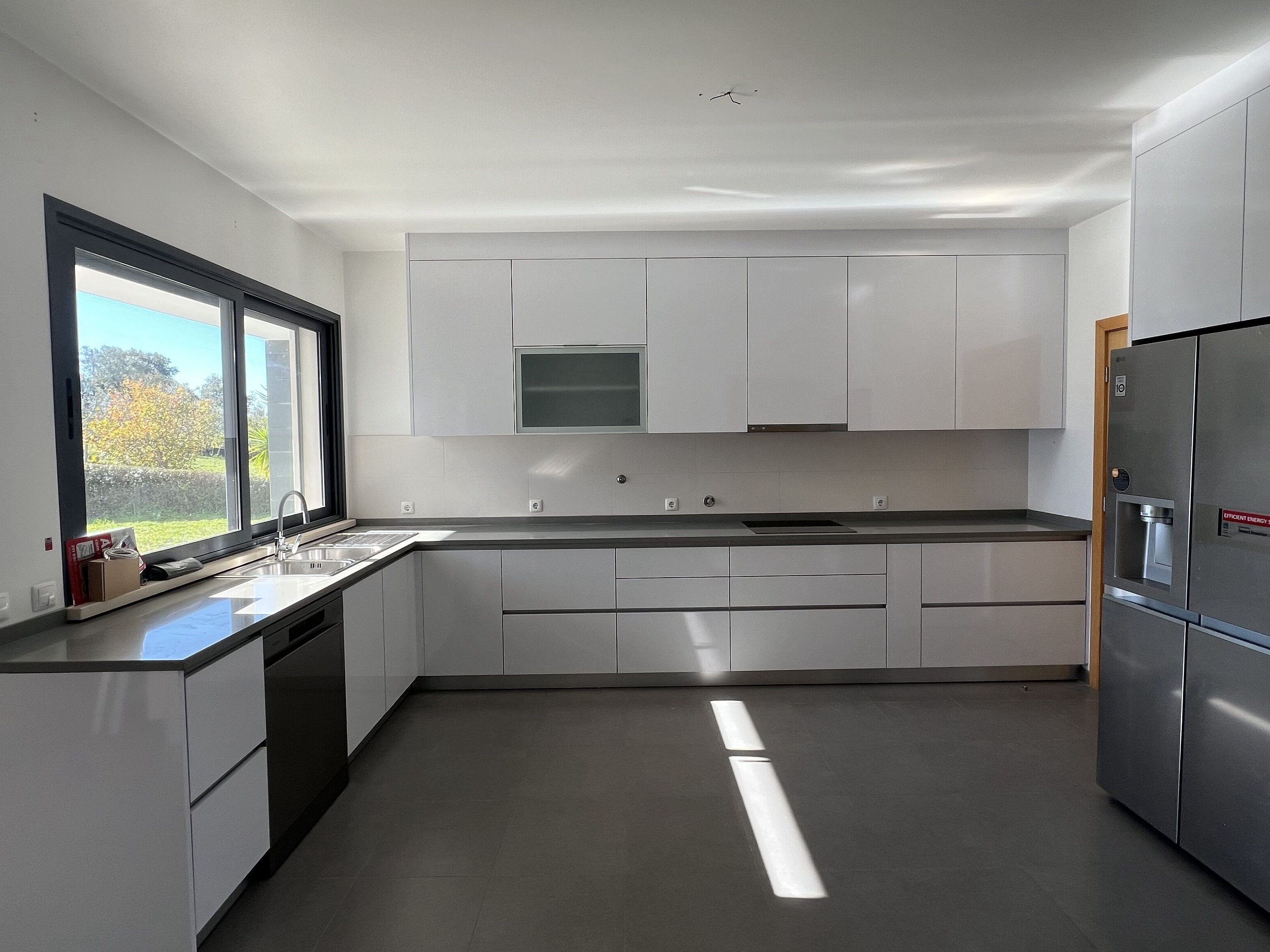 Cozinha Branco Brilhante com Pedra Preta