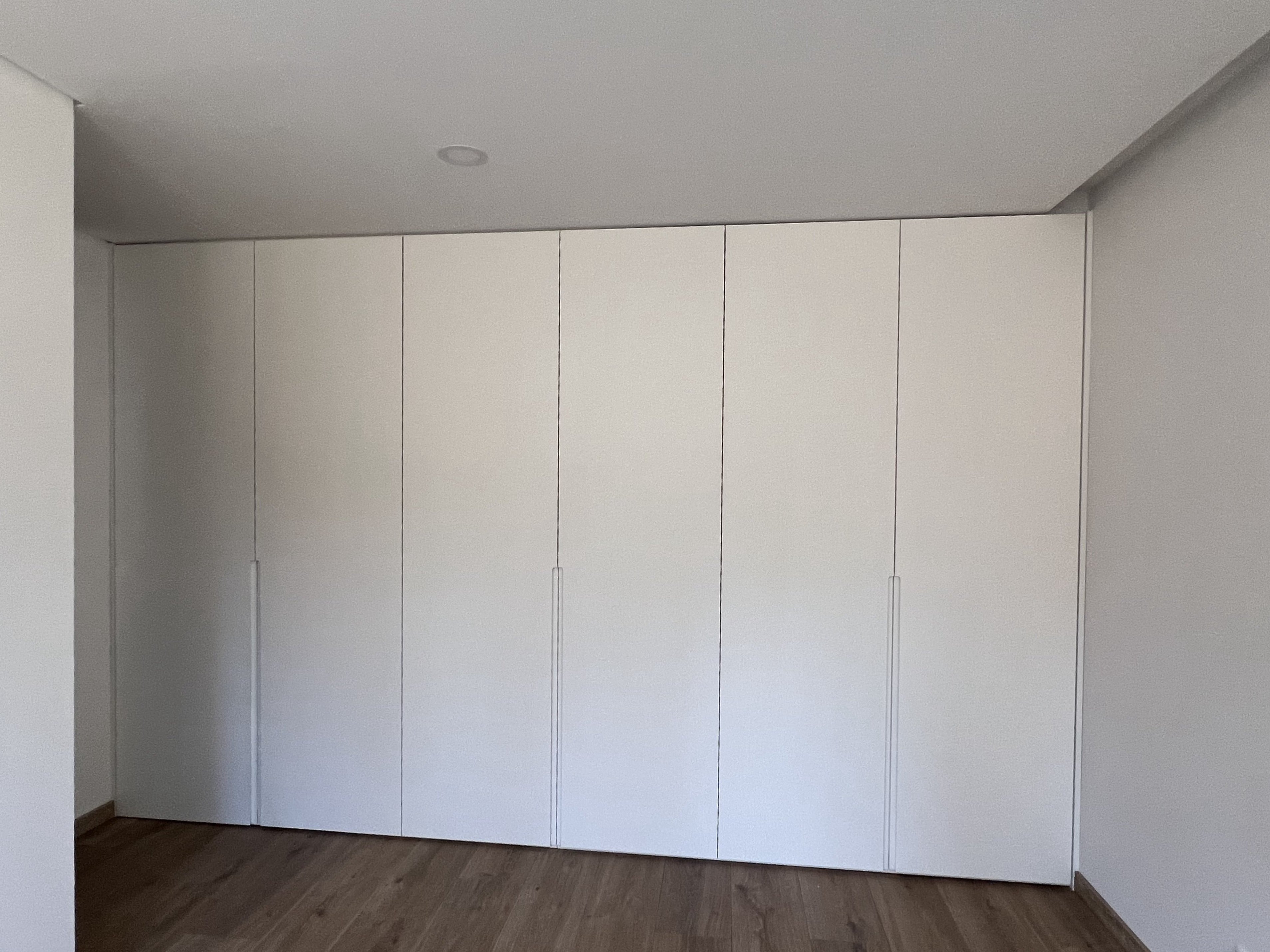 Roupeiro Embutido com Portas Lacadas Branco e Puxadores Embutidos