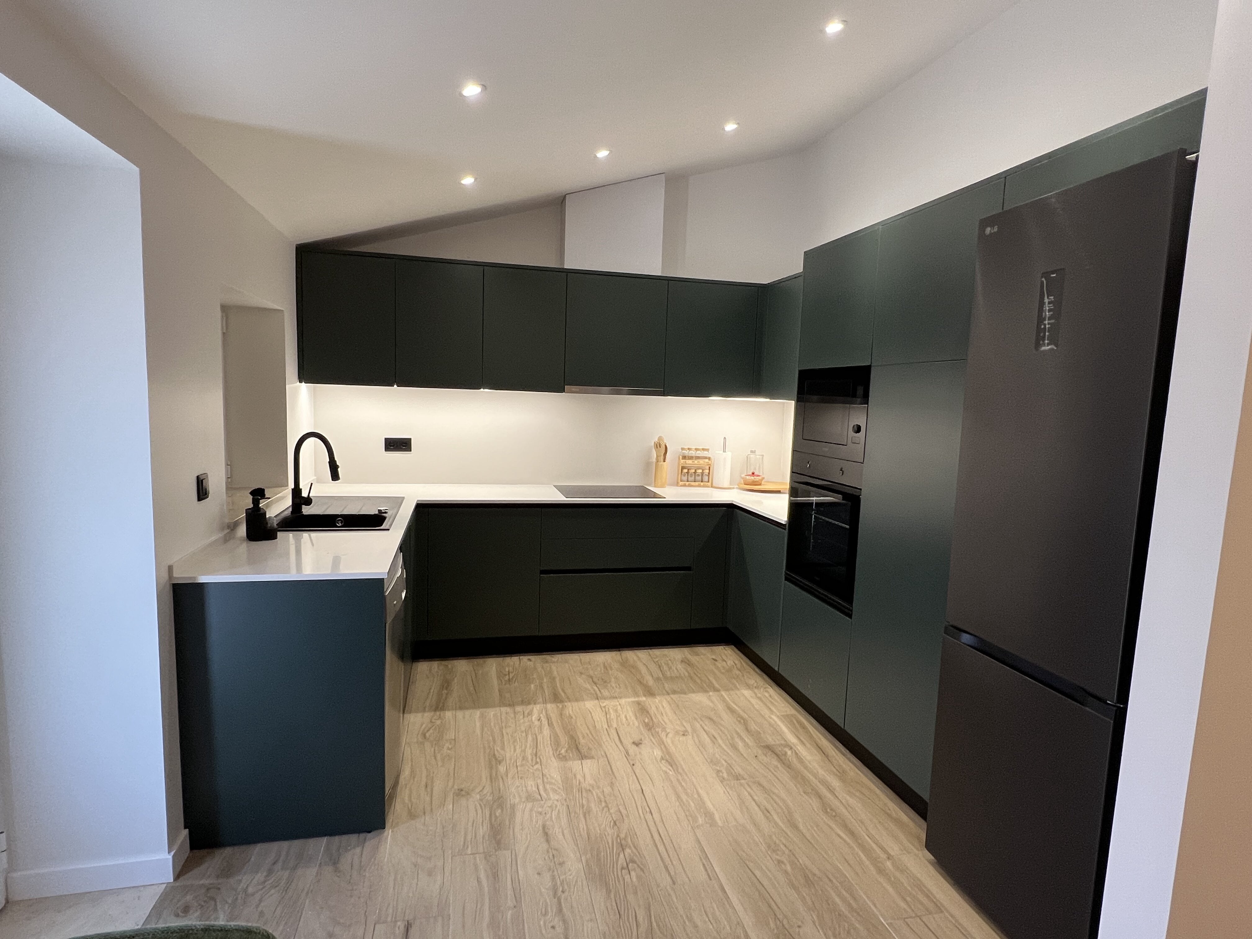 Cozinha com Portas Verde Escuro "touch", LEDs e Pedra branca