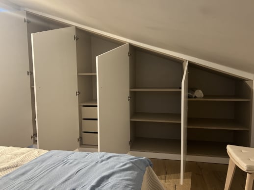 Roupeiro de sótão com portas lacadas aberto