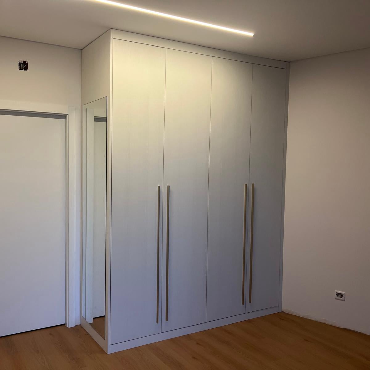Roupeiro com Portas em Termolaminado Branco Mate, Puxadores Longos e Espelho Lateral